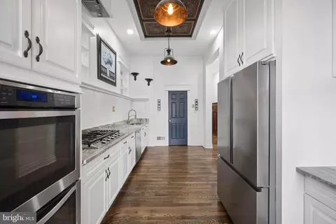 Entry Way - 2329 Eutaw Pl, Baltimore, MD 21217 photo 4 of 9