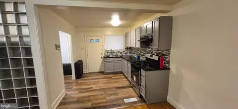 Entry Way - 3051 Seamon Ave, Baltimore, MD 21225 photo 3 of 9