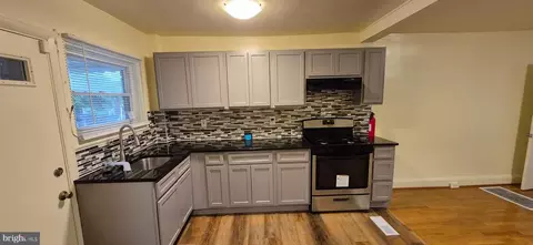 Entry Way - 3051 Seamon Ave, Baltimore, MD 21225 photo 4 of 9