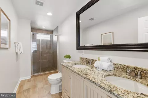 Bath - 1129 William St, Baltimore, MD 21230 photo 2 of 4