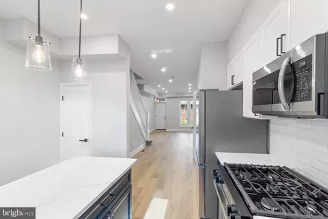 Entry Way - 653 Bartlett Ave, Baltimore, MD 21218 photo 5 of 10