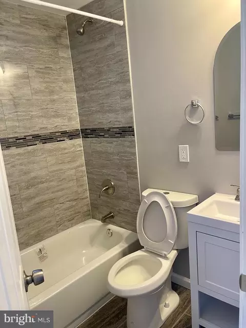 Bath - 1830 Walbrook Ave, Baltimore, MD 21217 photo 4 of 8