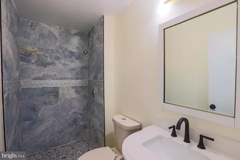 Bath - 1906 Greenhaven Dr, Baltimore, MD 21209 photo 5 of 8