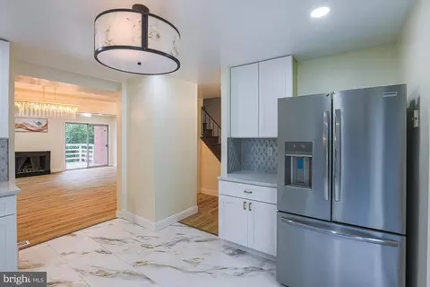 Entry Way - 1906 Greenhaven Dr, Baltimore, MD 21209 photo 2 of 5