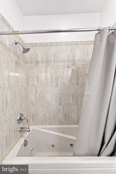 Bath - 1118 S Paca St S, Baltimore, MD 21230 photo 4 of 5