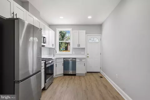 Entry Way - 2115 Mcculloh St, Baltimore, MD 21217 photo 4 of 10