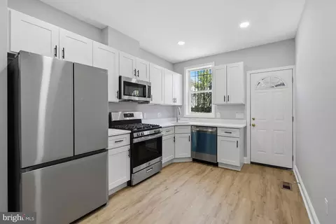 Entry Way - 2115 Mcculloh St, Baltimore, MD 21217 photo 3 of 10