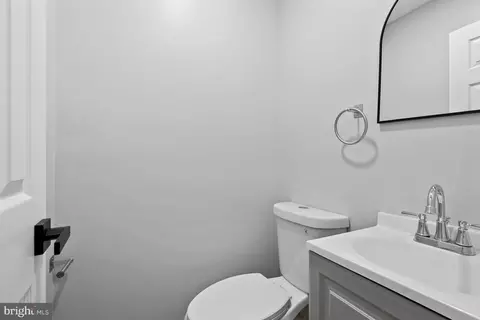 Entry Way - 2115 Mcculloh St, Baltimore, MD 21217 photo 7 of 10