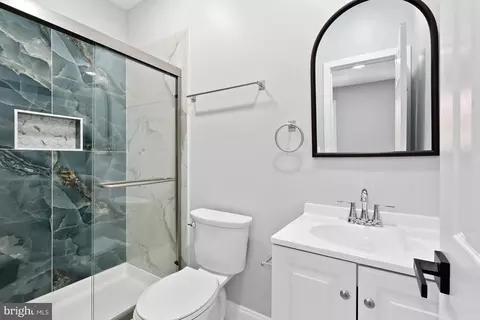 Bath - 2115 Mcculloh St, Baltimore, MD 21217 photo 3 of 4