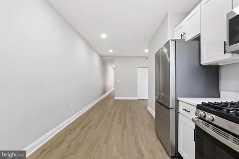 Entry Way - 2115 Mcculloh St, Baltimore, MD 21217 photo 6 of 10