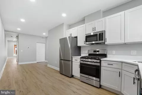 Entry Way - 2115 Mcculloh St, Baltimore, MD 21217 photo 5 of 10