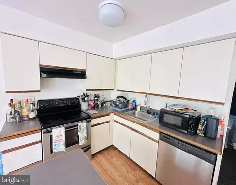 Kitchen - 28 N Wolfe St, Baltimore, MD 21231 photo 1 of 2