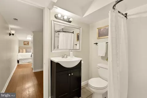 Bath - 1100 Riverside Ave, Baltimore, MD 21230 photo 3 of 4