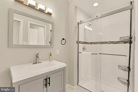 Bath - 1100 Riverside Ave, Baltimore, MD 21230 photo 2 of 4