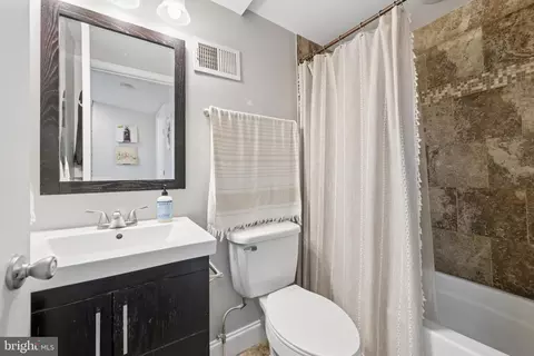 Bath - 1702 William St, Baltimore, MD 21230 photo 1 of 5