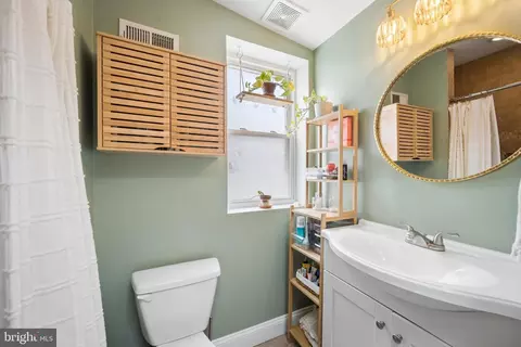 Bath - 1702 William St, Baltimore, MD 21230 photo 3 of 5