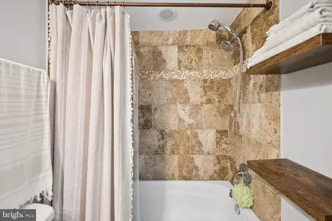 Bath - 1702 William St, Baltimore, MD 21230 photo 2 of 5