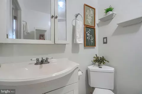 Bath - 1208 Battery Ave, Baltimore, MD 21230 photo 2 of 3