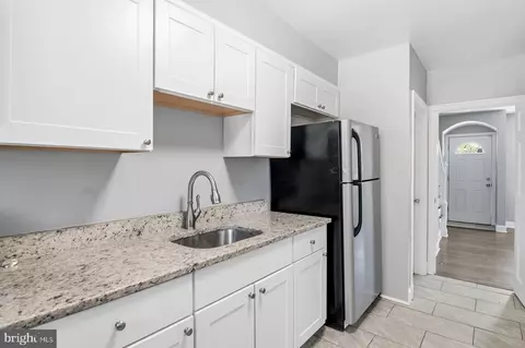 Entry Way - 338 Martingale Ave, Baltimore, MD 21229 photo 2 of 3