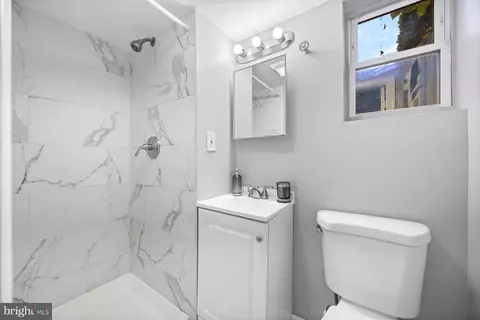 Bath - 5414 Lothian Rd, Baltimore, MD 21212 photo 2 of 3