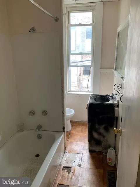 Bath - 1826 Appleton St, Baltimore, MD 21217 photo 1 of 3