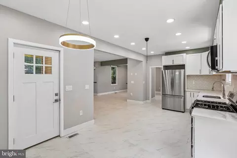 Entry Way - 6204 Everall Ave, Baltimore, MD 21206 photo 2 of 3