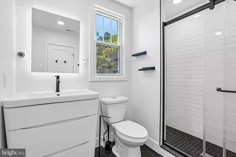 Bath - 6204 Everall Ave, Baltimore, MD 21206 photo 2 of 3