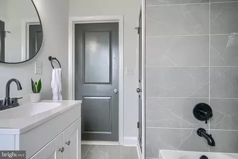 Bath - 1905 Heathfield Rd, Baltimore, MD 21239 photo 3 of 9