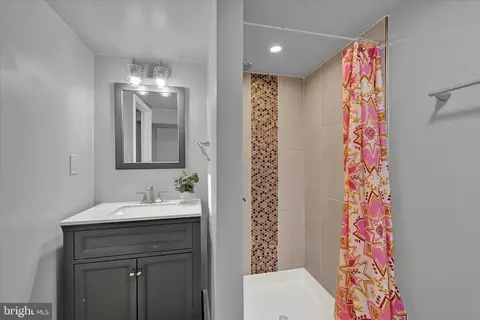 Bath - 1127 Wicklow Rd, Baltimore, MD 21229 photo 3 of 3
