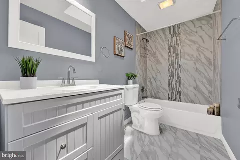 Bath - 1127 Wicklow Rd, Baltimore, MD 21229 photo 2 of 3