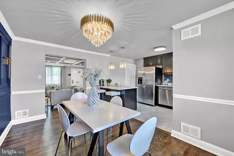 Entry Way - 1127 Wicklow Rd, Baltimore, MD 21229 photo 2 of 2