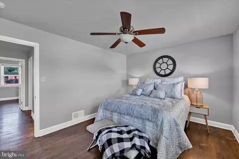 Bedroom - 1127 Wicklow Rd, Baltimore, MD 21229 photo 2 of 2