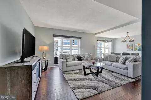 Living - 250 President St #306, Baltimore, MD 21202 photo 1 of 4