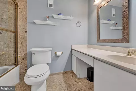 Bath - 250 President St #306, Baltimore, MD 21202 photo 1 of 2