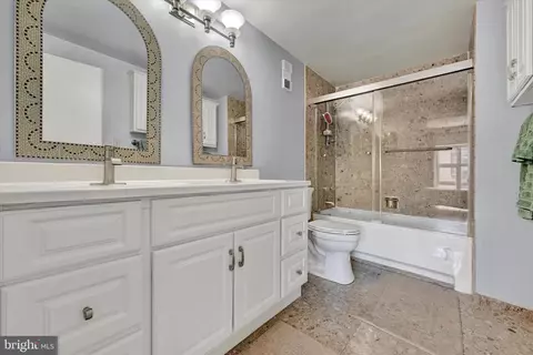 Bath - 250 President St #306, Baltimore, MD 21202 photo 2 of 2
