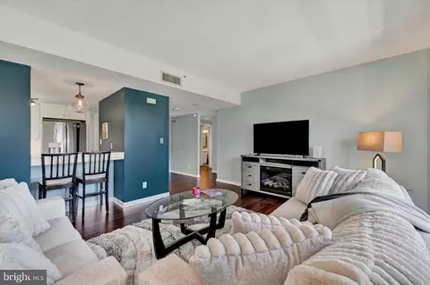Living - 250 President St #306, Baltimore, MD 21202 photo 2 of 4