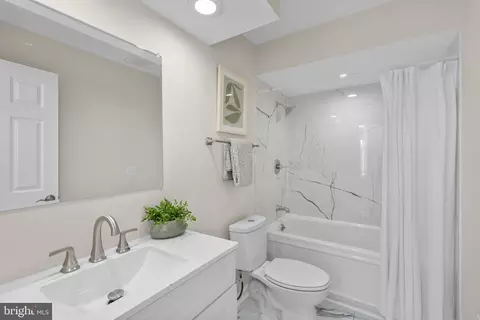 Bath - 3111 Foster Ave, Baltimore, MD 21224 photo 2 of 3
