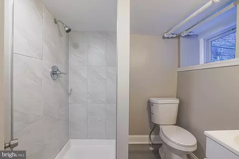 Bath - 2117 Park Ave, Baltimore, MD 21217 photo 2 of 4