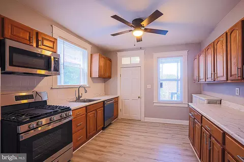 Entry Way - 2117 Park Ave, Baltimore, MD 21217 photo 1 of 3