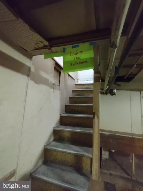 Entry Way - 11 S Wickham Rd, Baltimore, MD 21229 photo 12 of 15