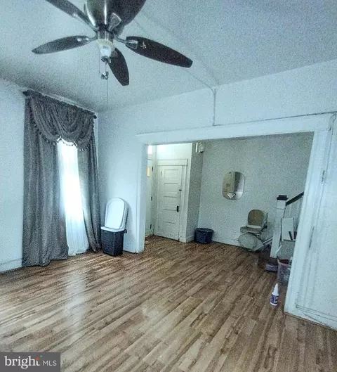 Entry Way - 11 S Wickham Rd, Baltimore, MD 21229 photo 2 of 17