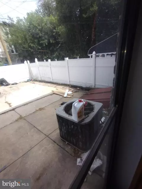 Exterior - 11 S Wickham Rd, Baltimore, MD 21229 photo 2 of 3