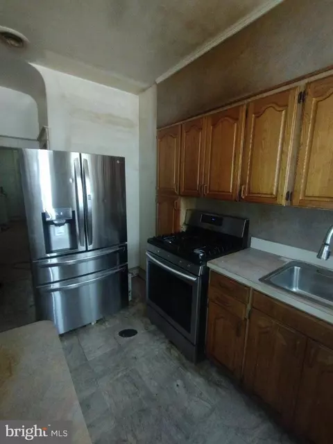Entry Way - 11 S Wickham Rd, Baltimore, MD 21229 photo 8 of 17