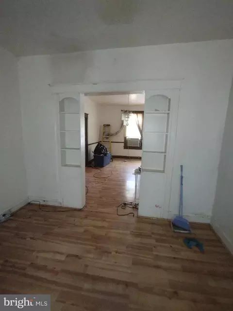 Entry Way - 11 S Wickham Rd, Baltimore, MD 21229 photo 5 of 17