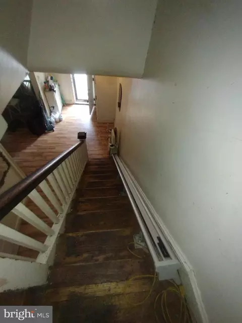 Entry Way - 11 S Wickham Rd, Baltimore, MD 21229 photo 3 of 15