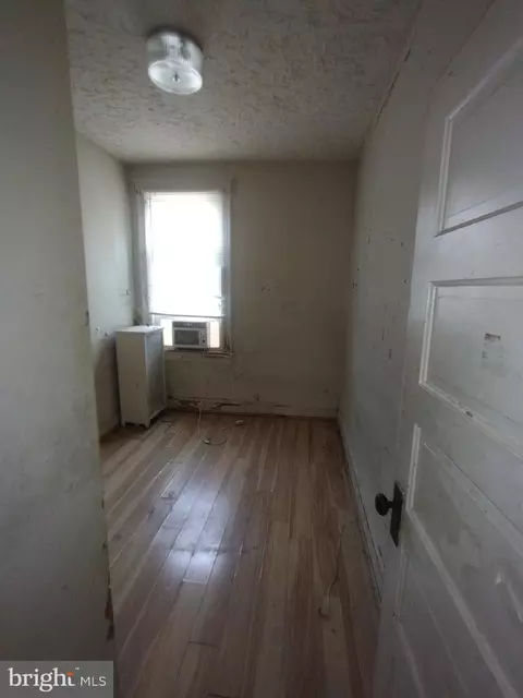 Entry Way - 11 S Wickham Rd, Baltimore, MD 21229 photo 10 of 17