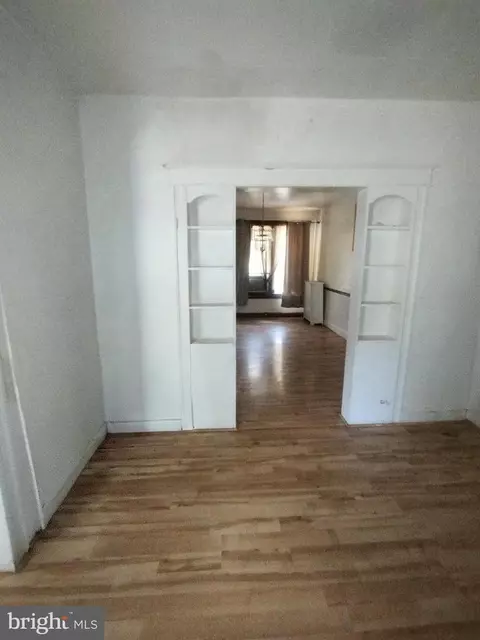 Entry Way - 11 S Wickham Rd, Baltimore, MD 21229 photo 4 of 15