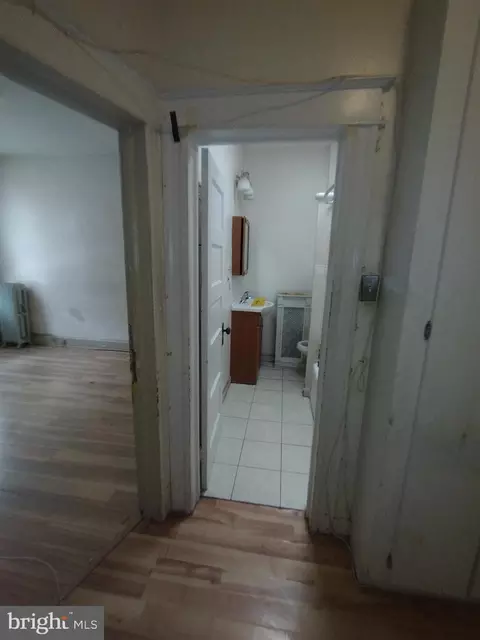 Entry Way - 11 S Wickham Rd, Baltimore, MD 21229 photo 9 of 15