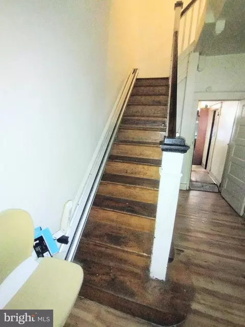 Entry Way - 11 S Wickham Rd, Baltimore, MD 21229 photo 9 of 17