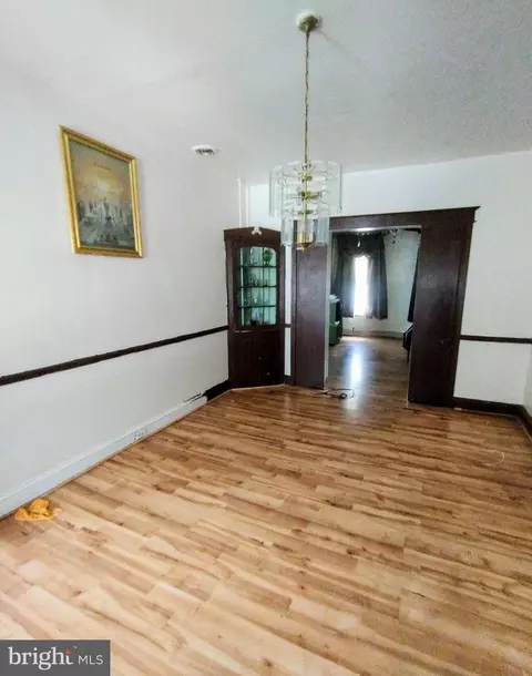 Entry Way - 11 S Wickham Rd, Baltimore, MD 21229 photo 3 of 17